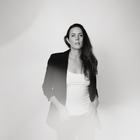 Susanna … ein Wiedersehens-Shooting in Helmuts Studio, - alles mit dem Biotar« 75mm/f1.5 … Schweden @2025