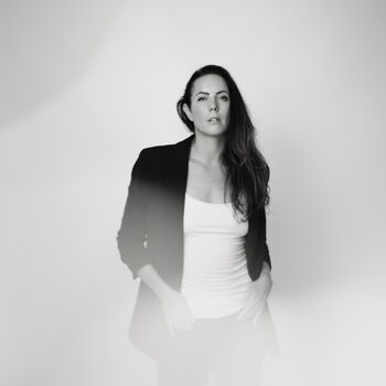 Susanna … ein Wiedersehens-Shooting in Helmuts Studio, - alles mit dem Biotar« 75mm/f1.5 … Schweden @2025