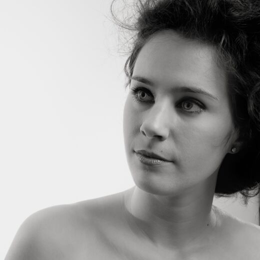Jasmin Lamoen at the barn - reworked in BW