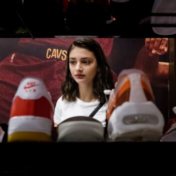 Zoé … a beautiful girl in Koeln | Cologne … longing for shopping yellow shoes