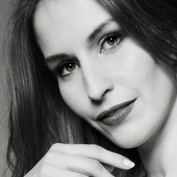 Julija Stoffersen … Wirbelwind. Re-Edit in XPan Format - Von einem Studioshooting in @2026