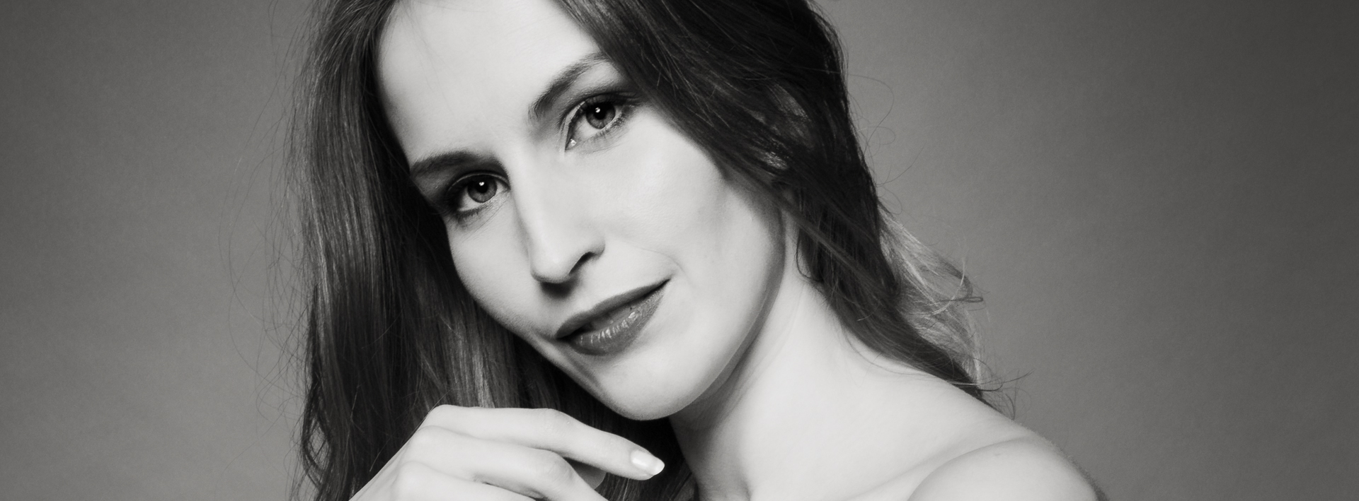 Julija Stoffersen … Wirbelwind. Re-Edit in XPan Format - Von einem Studioshooting in @2026